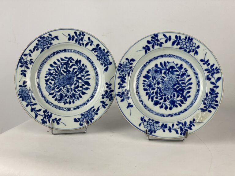 Paire d'assiettes en porcelaine blanc bleu - Chine, - Au décor de fleurs et feu…