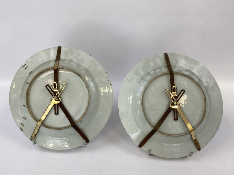 PAIRE D'ASSIETTES EN PORCELAINE DANS LE GOUT DE LA FAMILLE ROSE - Chine - Fin X…