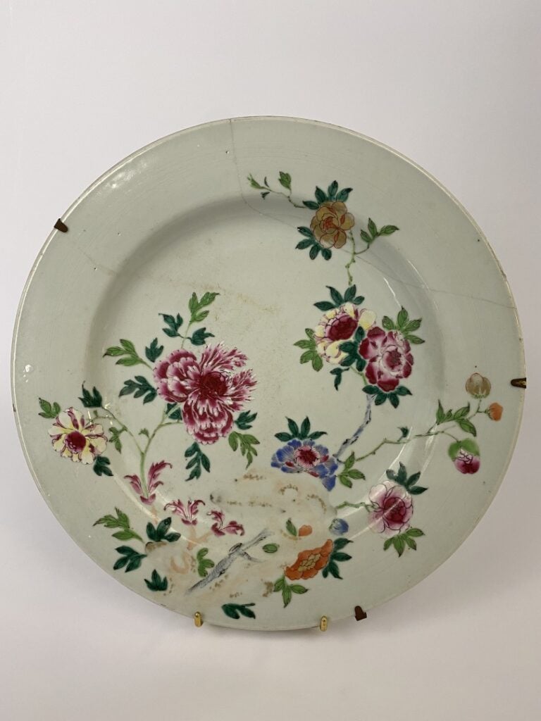 PAIRE D'ASSIETTES EN PORCELAINE DANS LE GOUT DE LA FAMILLE ROSE - Chine - Fin X…