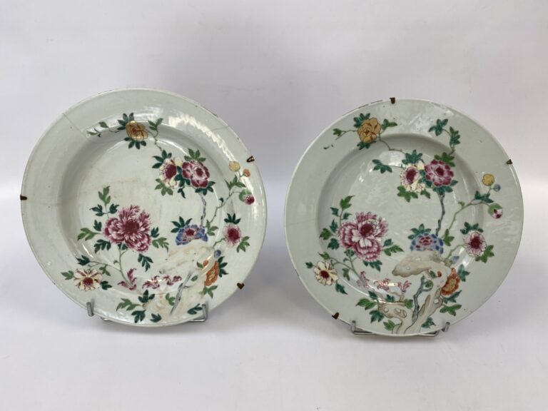 PAIRE D'ASSIETTES EN PORCELAINE DANS LE GOUT DE LA FAMILLE ROSE - Chine - Fin X…