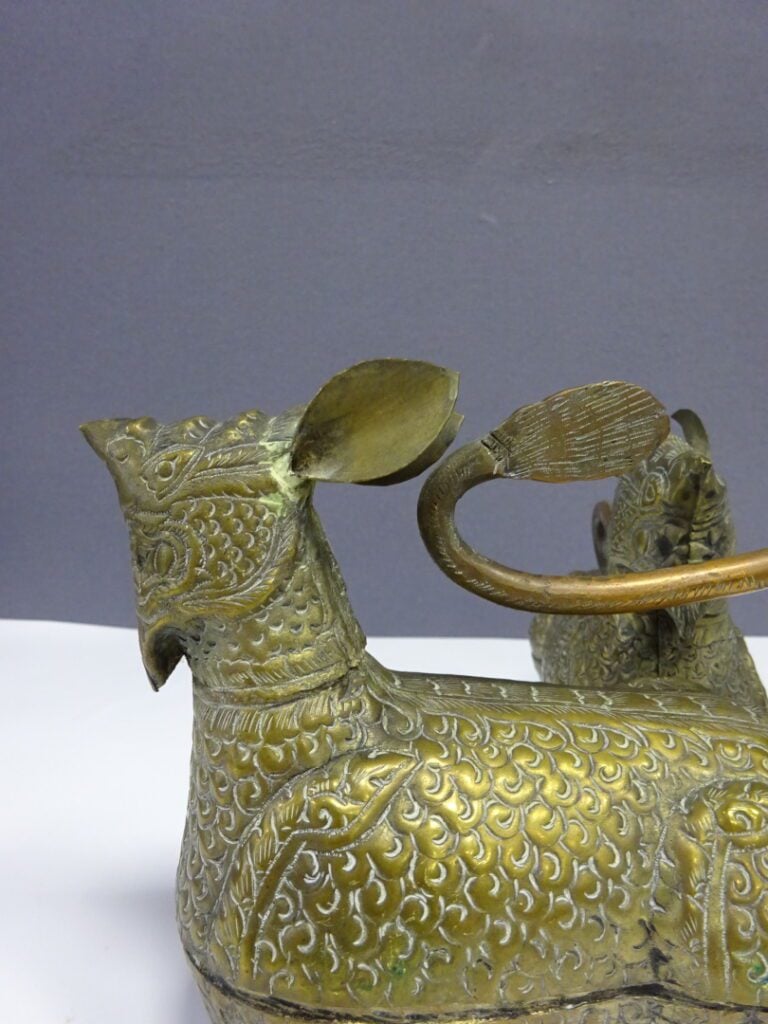 [-] PAIRE DE BOITES ZOOMORPHES A BETEL EN METAL ARGENTE - Siam (?) - Représenta…