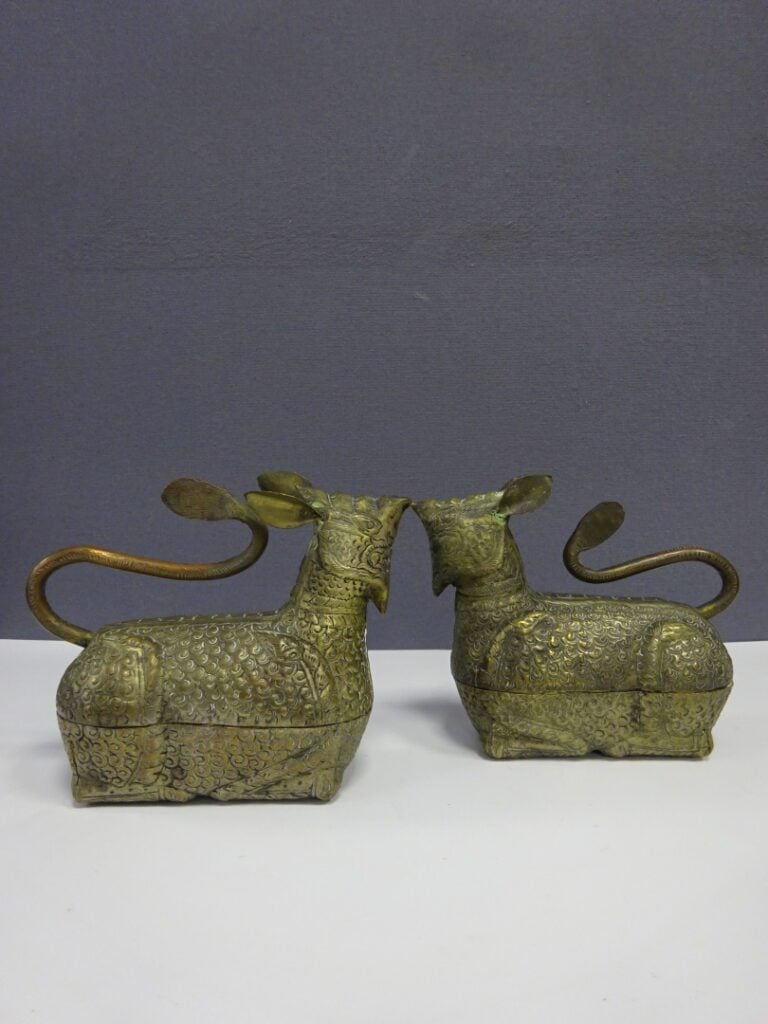 [-] PAIRE DE BOITES ZOOMORPHES A BETEL EN METAL ARGENTE - Siam (?) - Représenta…