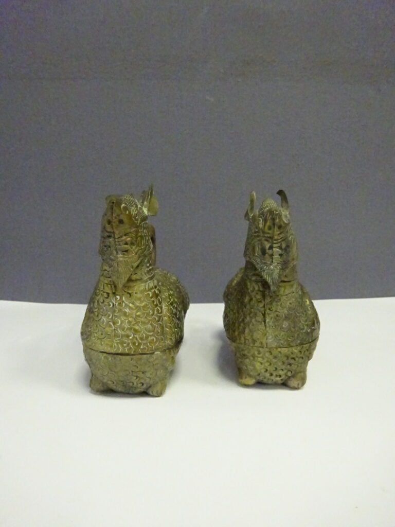 [-] PAIRE DE BOITES ZOOMORPHES A BETEL EN METAL ARGENTE - Siam (?) - Représenta…