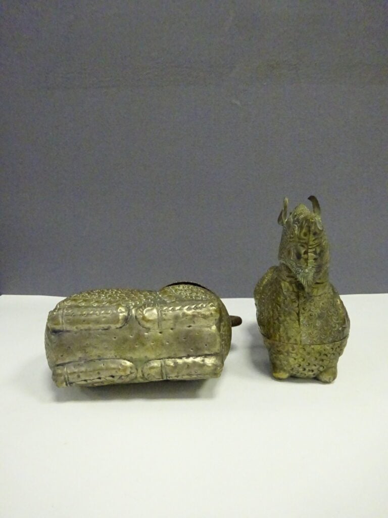 [-] PAIRE DE BOITES ZOOMORPHES A BETEL EN METAL ARGENTE - Siam (?) - Représenta…