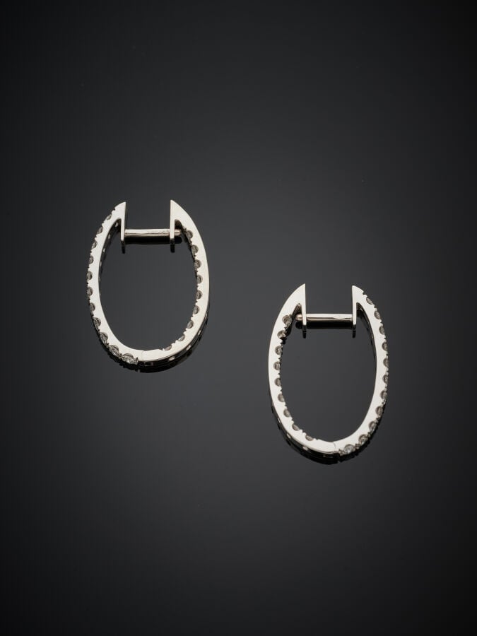 Paire de BOUCLES d'OREILLES « créoles ovales » en or gris (750‰) serti de diama…