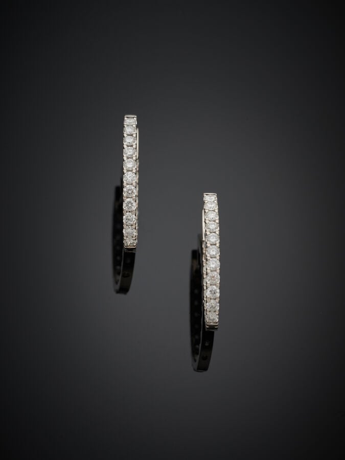 Paire de BOUCLES d'OREILLES « créoles ovales » en or gris (750‰) serti de diama…