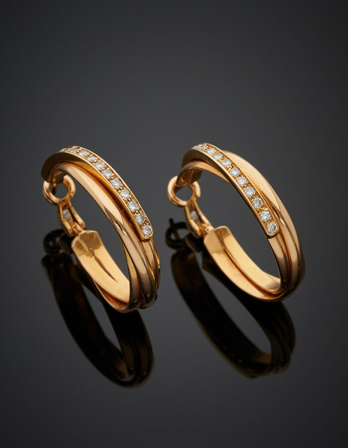 Paire de BOUCLES d'OREILLES "créoles" trois anneaux en or jaune (750‰) serti d'…
