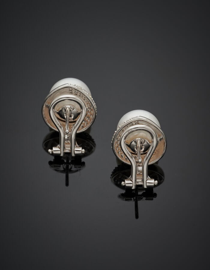 Paire de BOUCLES d'OREILLES "gouttes" en or gris (750‰) orné d'une perle de cul…