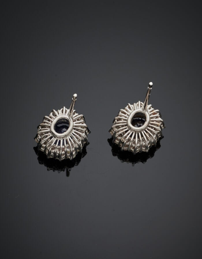 Paire de BOUCLES d'OREILLES "marguerites" en or gris (750‰) serti de saphirs fo…