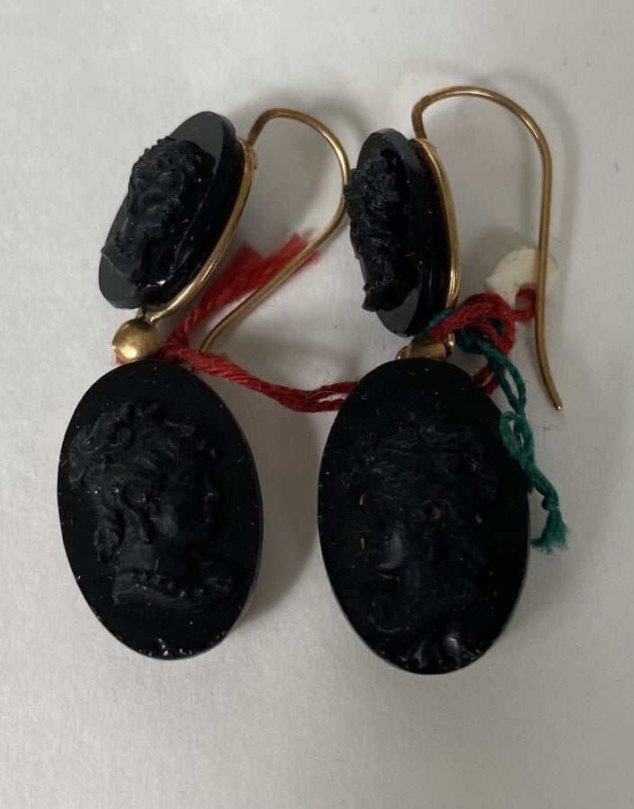 Paire de boucles d'oreille en or 750 0/00 et camées en verre moulé à décor de p…