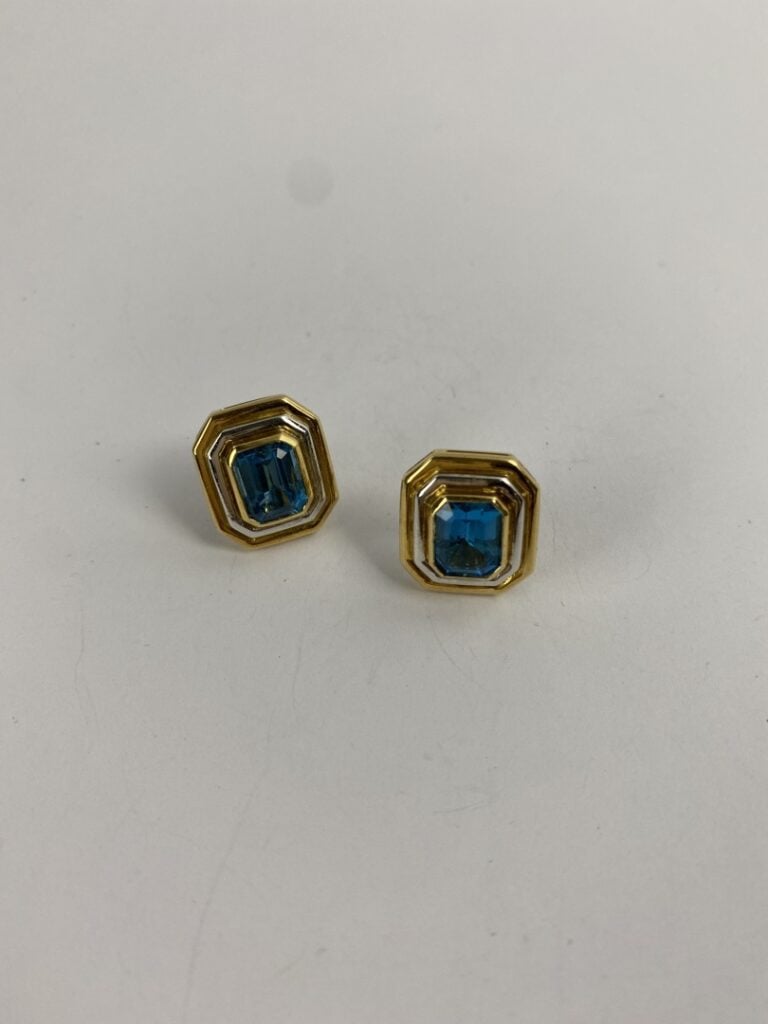 Paire de boucles d'oreilles en or (750) deux tons à pans coupés, ornées d'une t…