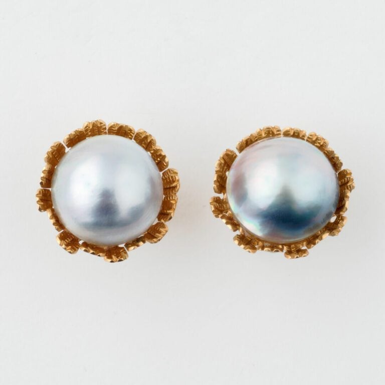 Paire de boucles d'oreilles en or jaune (750) de forme fleur ornées de perles b…