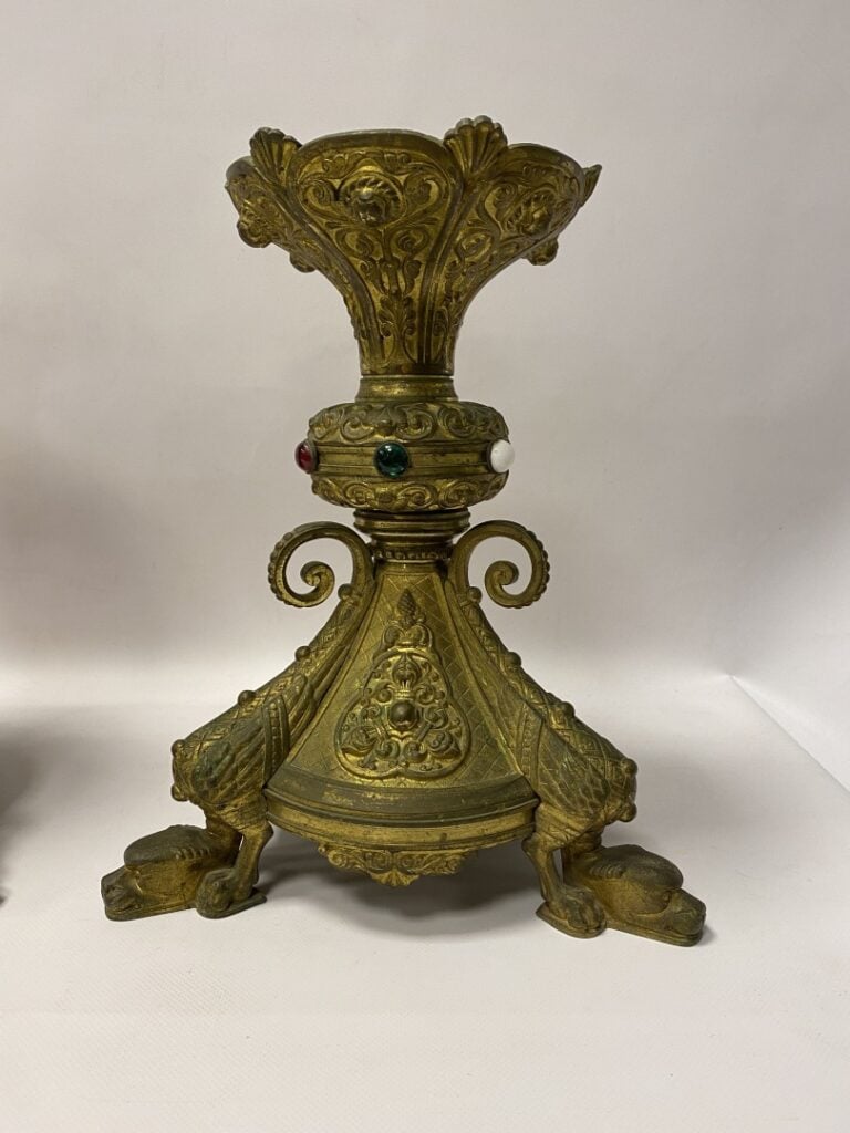 Paire de bougeoirs en bronze doré et perles de verre en cabochon, les montants…