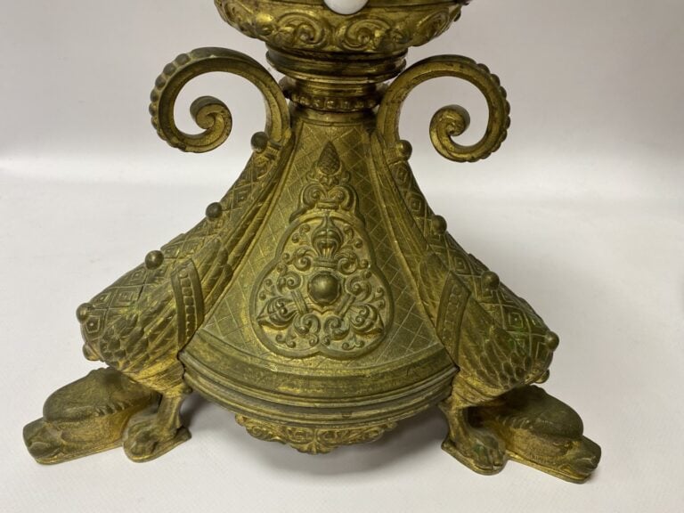 Paire de bougeoirs en bronze doré et perles de verre en cabochon, les montants…