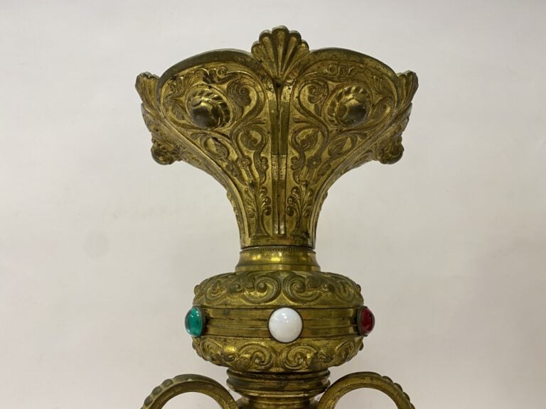Paire de bougeoirs en bronze doré et perles de verre en cabochon, les montants…