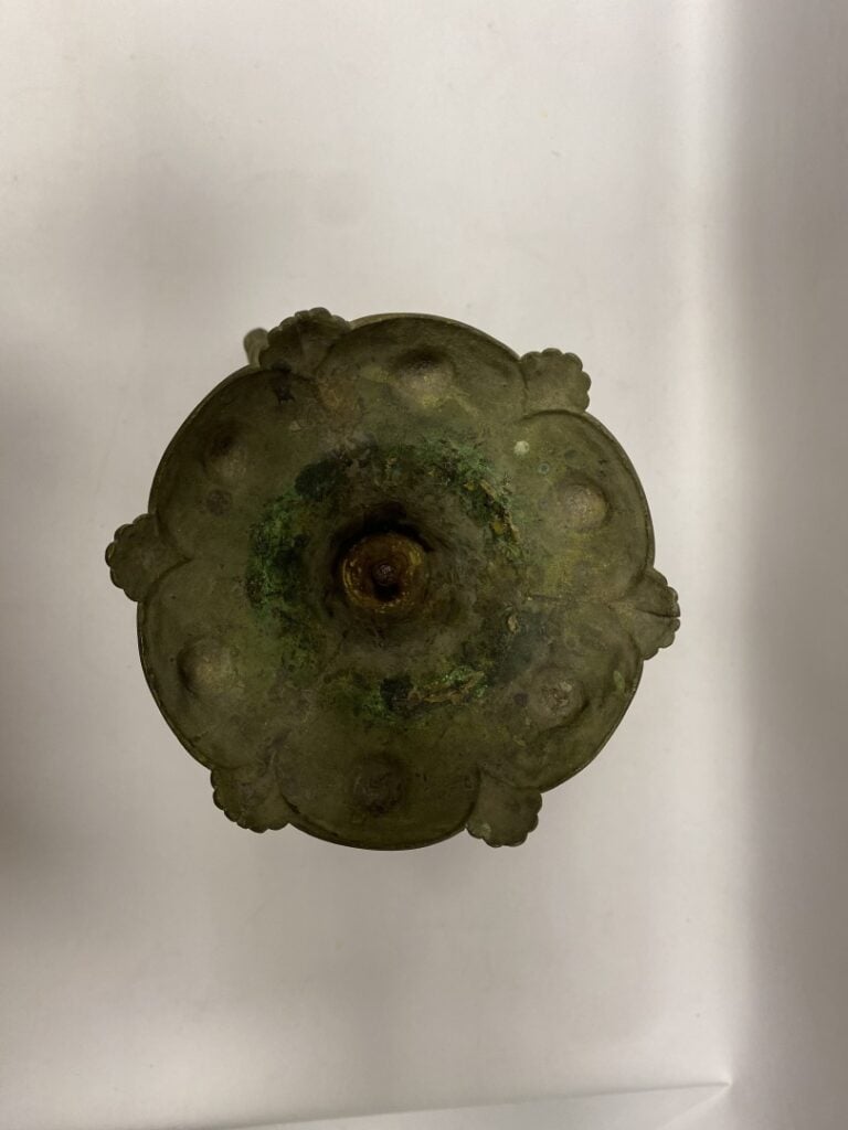 Paire de bougeoirs en bronze doré et perles de verre en cabochon, les montants…