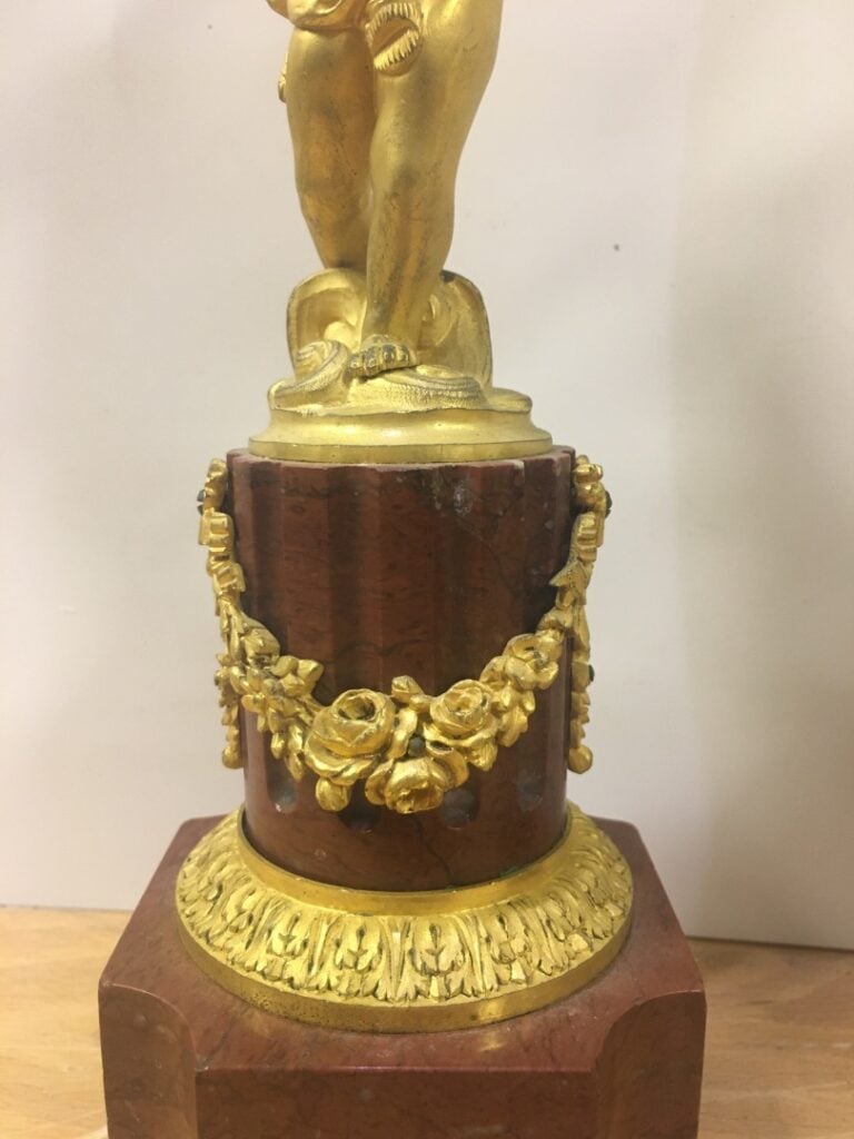 Paire de bougeoirs en bronze doré, représentant des putti supportant deux bras…