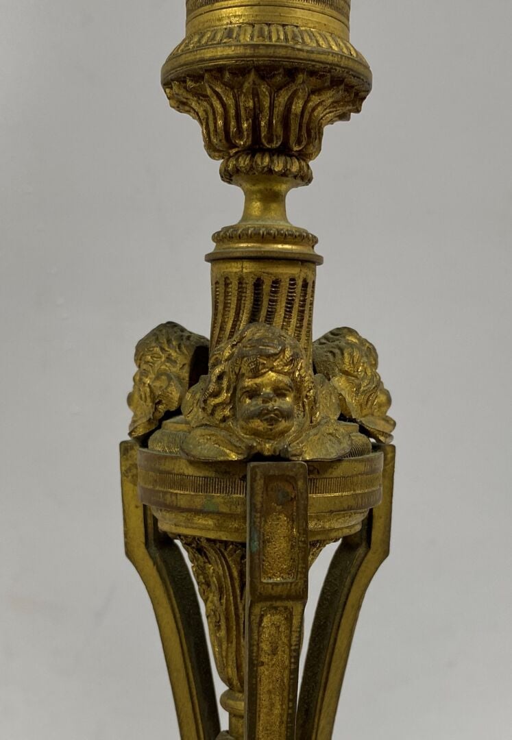 Paire de bougeoirs en bronze montés en lampe à décor de têtes d'angelots, base…