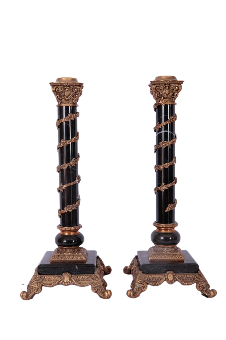 Paire de bougeoirs en forme de colonne corinthienne en marbre noir veiné et bro…