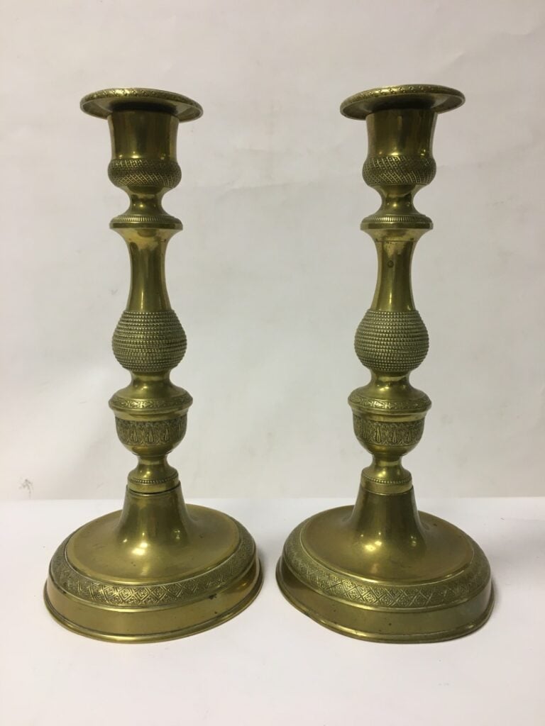 Paire de bougeoirs en laiton, füt balustre (légère déformation à la base pour l…