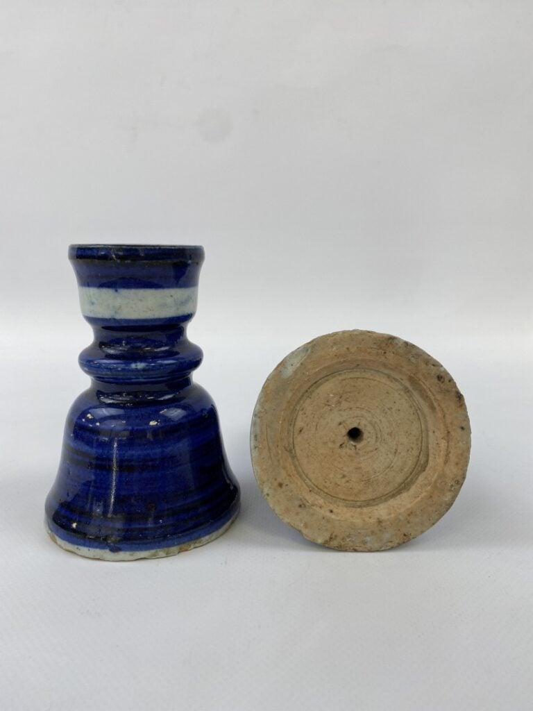 PAIRE DE BOUGEOIRS EN PORCELAINE EMAILLEE BLEU - Chine, Dynastie Qing - Chaque…