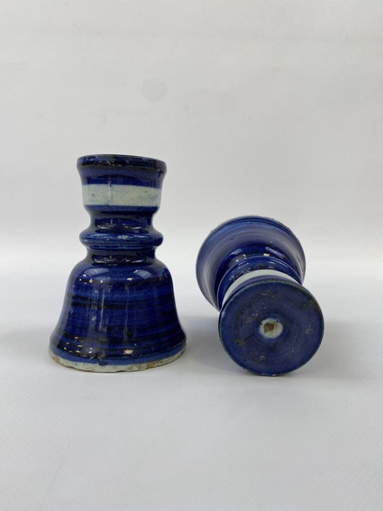 PAIRE DE BOUGEOIRS EN PORCELAINE EMAILLEE BLEU - Chine, Dynastie Qing - Chaque…