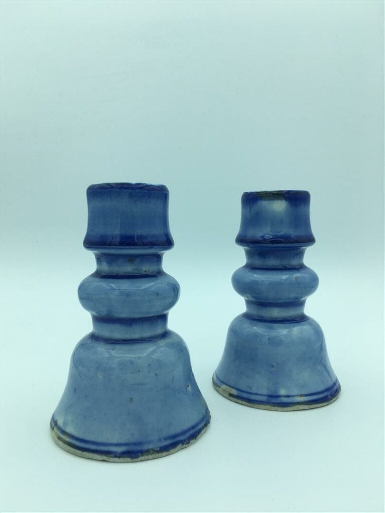 PAIRE DE BOUGEOIRS EN PORCELAINE EMAILLEE BLEU COBALT - Chine - (quelques éclat…