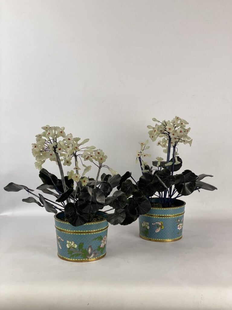 Paire de bouquets de fleurs en verre moulé et gravé imitant la néphrite dans de…