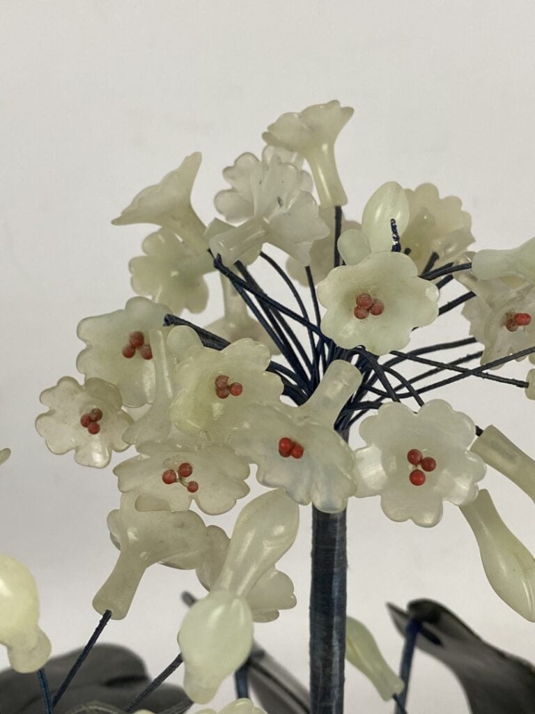 Paire de bouquets de fleurs en verre moulé et gravé imitant la néphrite dans de…