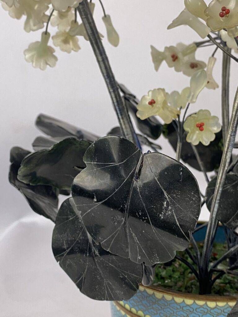 Paire de bouquets de fleurs en verre moulé et gravé imitant la néphrite dans de…