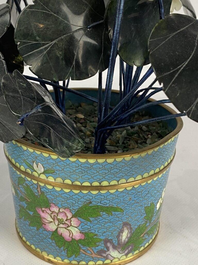 Paire de bouquets de fleurs en verre moulé et gravé imitant la néphrite dans de…