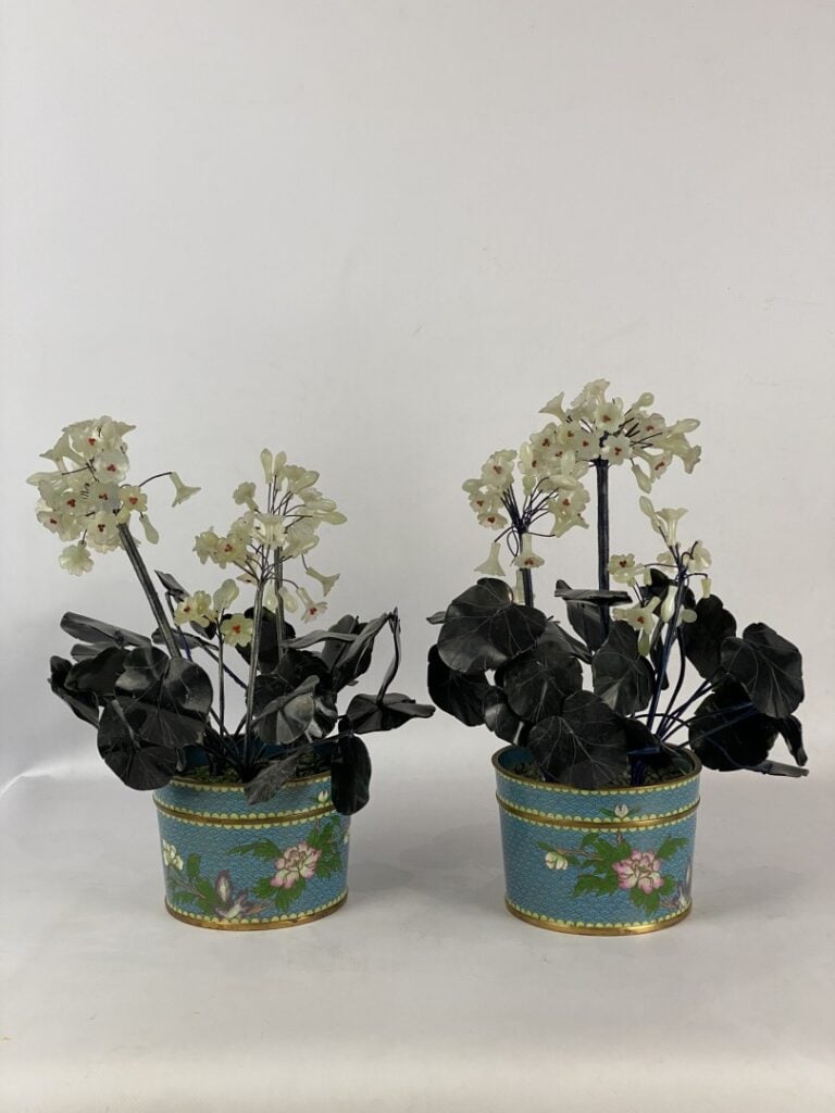 Paire de bouquets de fleurs en verre moulé et gravé imitant la néphrite dans de…