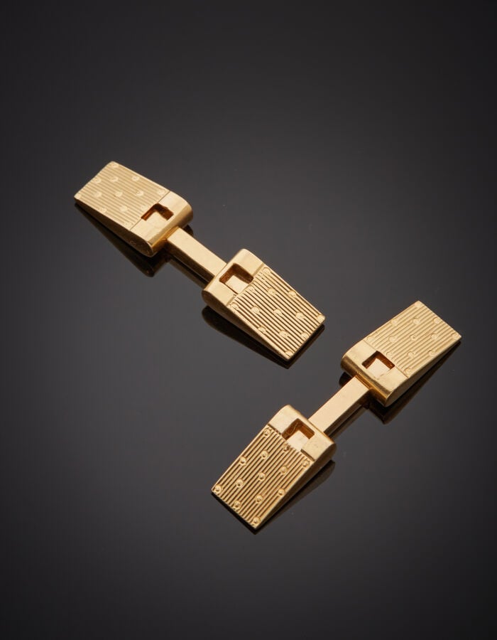 Paire de BOUTONS DE MANCHETTES en or jaune (750‰) guilloché et pointillé. - Tra…