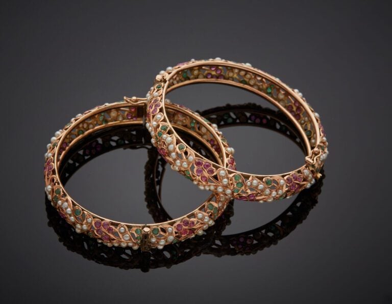 Paire de BRACELETS rigides ouvrants en or rose (375‰) 9 carats, bombé, ajouré à…