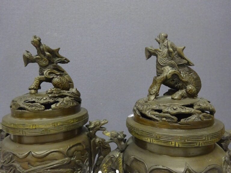 [-] PAIRE DE BRULE-PARFUM EN BRONZE TRIPODE - Japon - A patine brune à décor in…