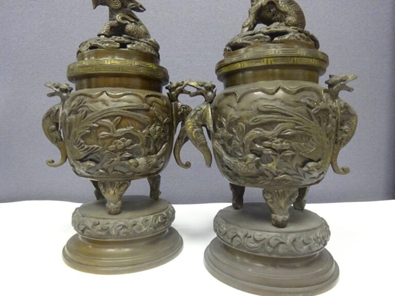 [-] PAIRE DE BRULE-PARFUM EN BRONZE TRIPODE - Japon - A patine brune à décor in…