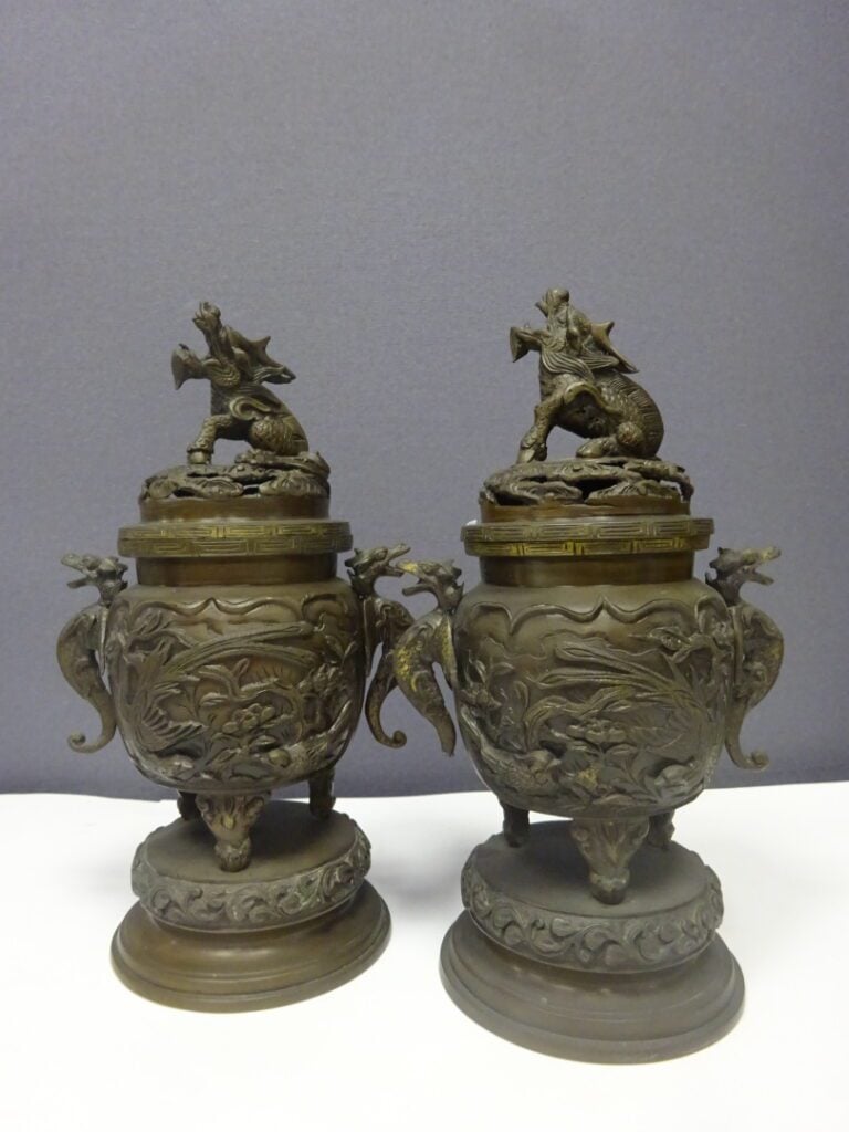 [-] PAIRE DE BRULE-PARFUM EN BRONZE TRIPODE - Japon - A patine brune à décor in…