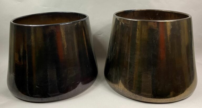 Paire de cache-pots de forme tronconique en céramique lustrée - Travail moderne…