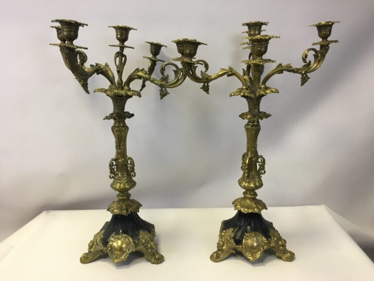 Paire de candélabres à cinq bras de lumière en bronze et bois noirci. - Hauteur…