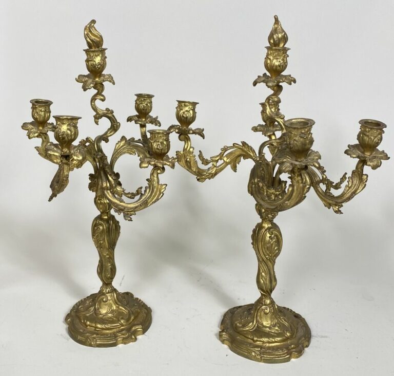 Paire de candélabres en bronze doré à 5 lumières rocaille de style Louis XV. -…
