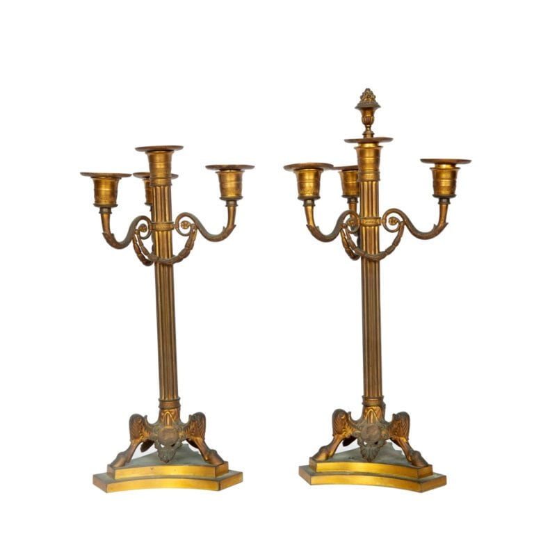 Paire de candélabres en bronze doré à quatres branches. Piètement zoormorphe tr…
