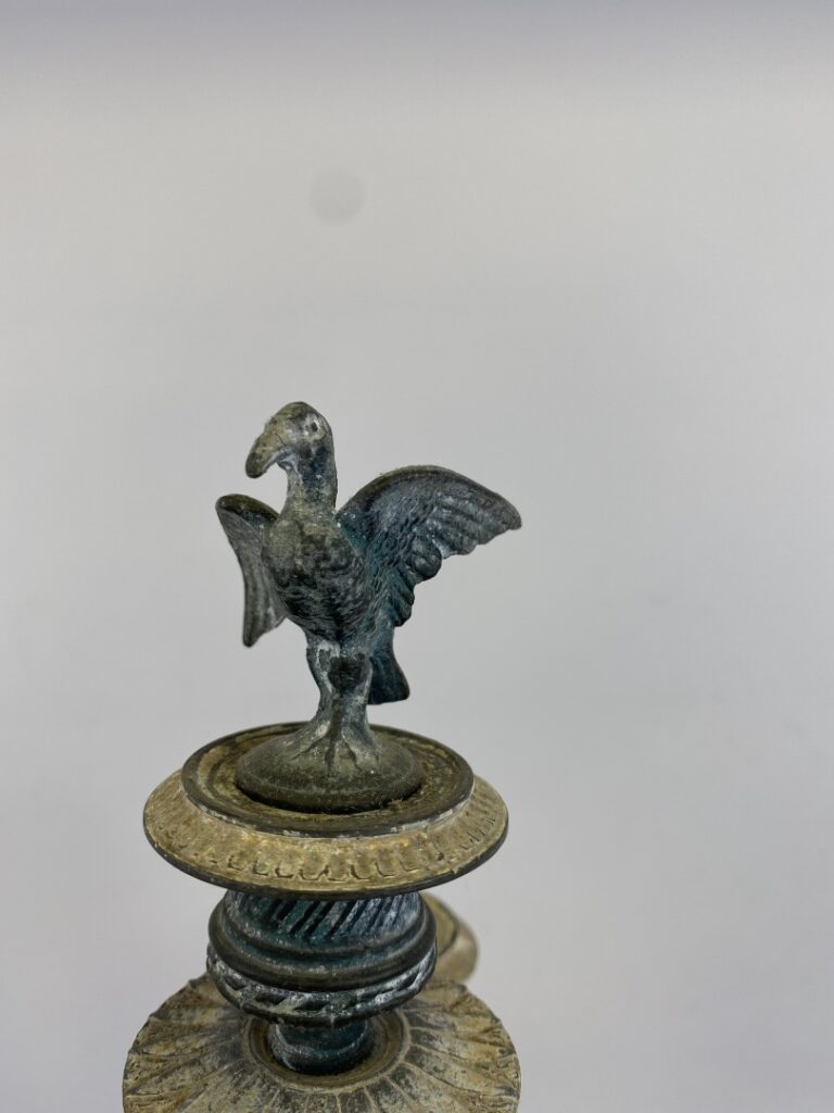 Paire de candélabres en bronze patiné sommés d'un aigle à cinq lumières - (oxyd…