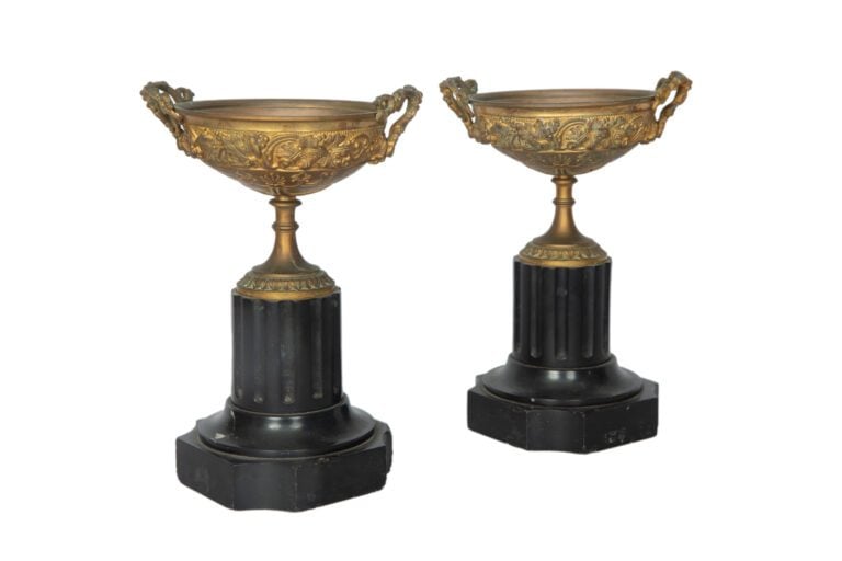 Paire de cassolettes en bronze et marbre noir, la coupe à décor de pampres de v…