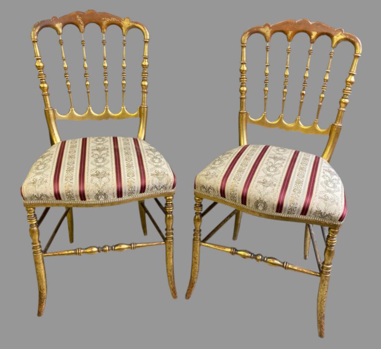 Paire de chaises de chambre en bois doré, le dossier à balustre, piètement sabr…