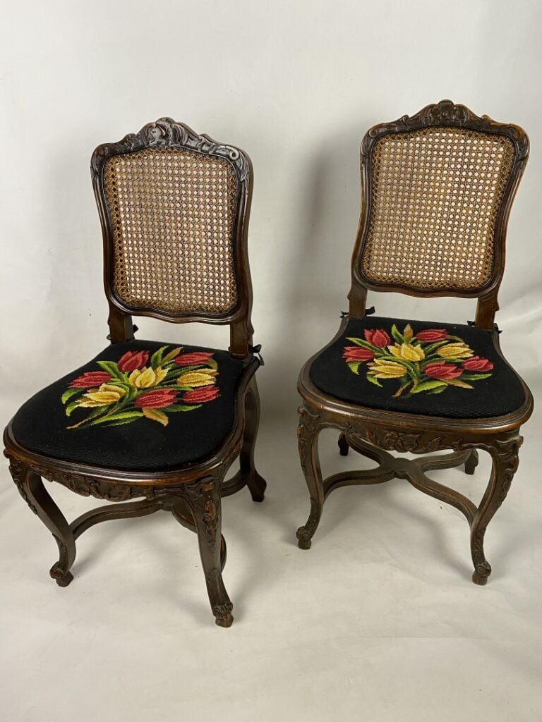 Paire de chaises en bois naturel mouluré et sculpté à dossier et assise cannées…