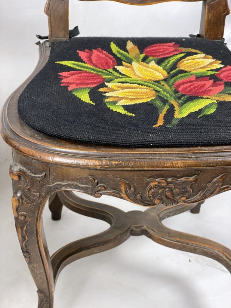Paire de chaises en bois naturel mouluré et sculpté à dossier et assise cannées…