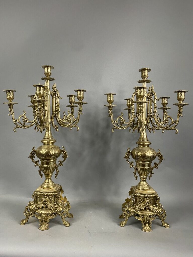 Paire de chandeliers à six lumières en bronze, le fût en forme de vase godronné…