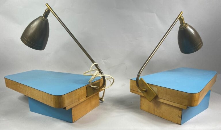 Paire de chevets avec liseuses intégrées en bois et placage de formica bleu - T…