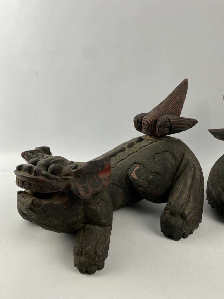 Paire de chien de Fô en bois sculpté rouge et noir - Dans le goût chinois, XXe…