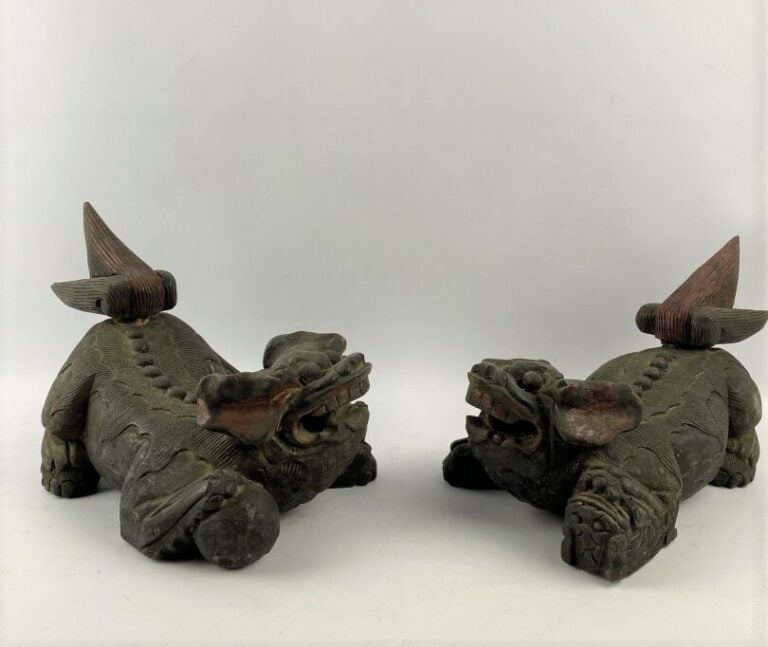 Paire de chien de Fô en bois sculpté rouge et noir - Dans le goût chinois, XXe…
